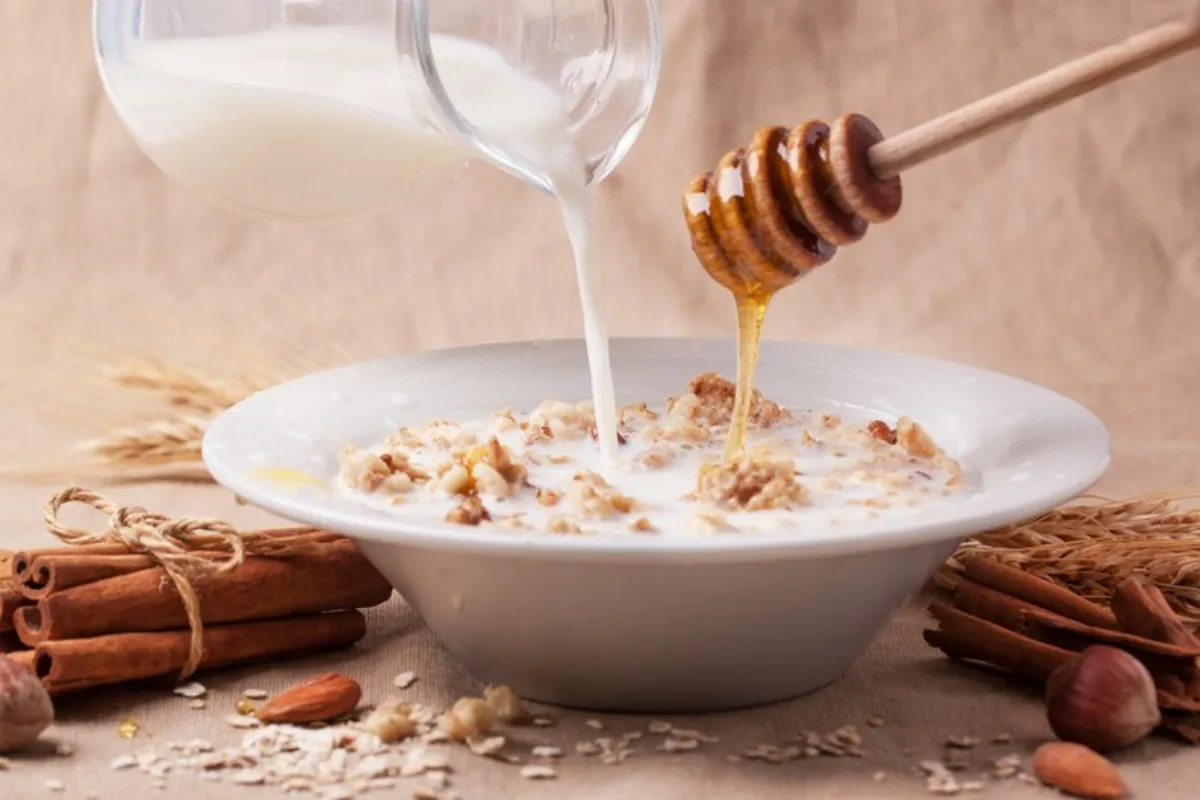 خواص پودر سنجد با شیر و عسل-فواید پودر سنجد برای لاغری-منبع معتبر و بانک اطلاعات سلامت، تغذیه، ورزش، فراتن مکمل