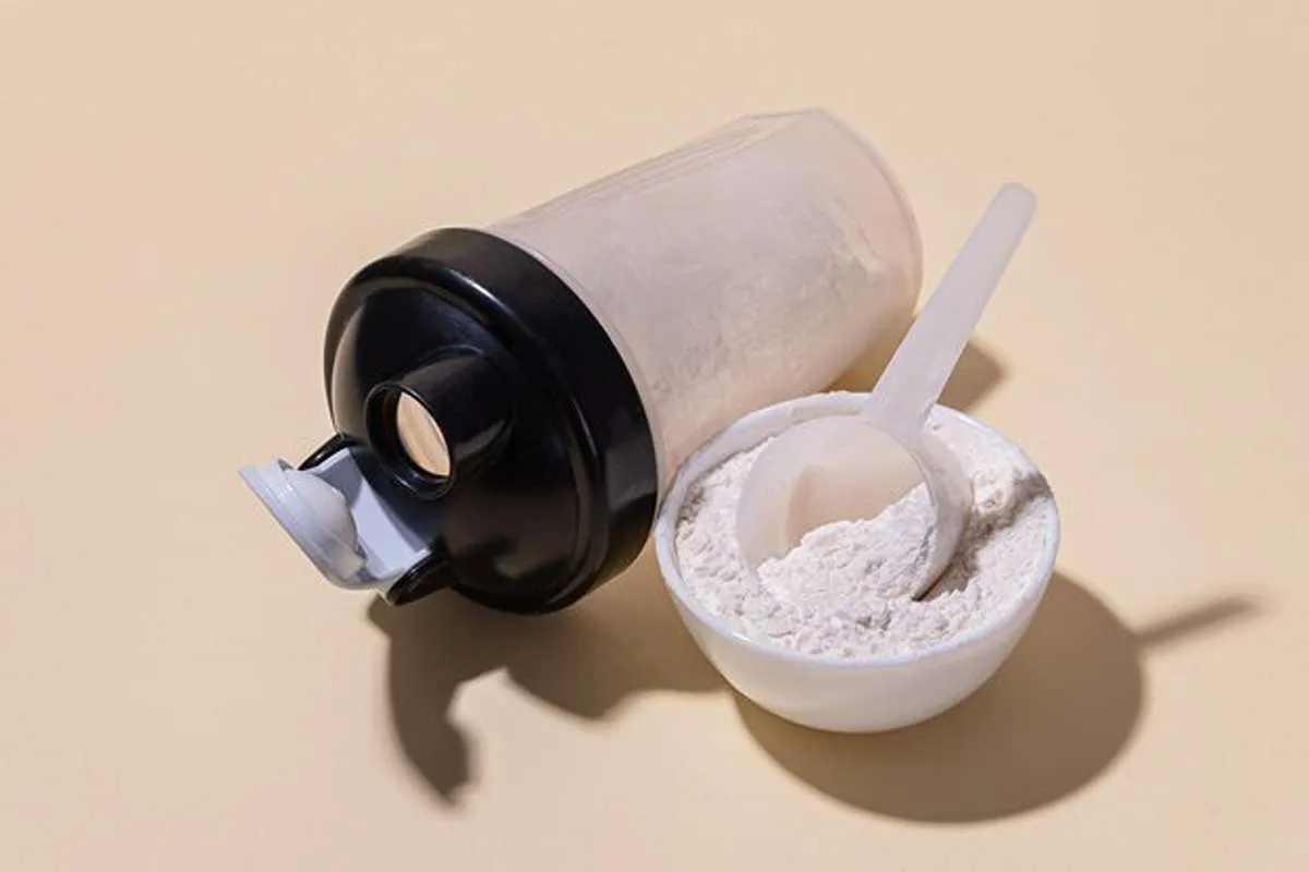 پروتئین کازئین برای چه کسانی مناسب است؟-فواید پروتئین کازئین-پروتئین کازئین چیست-فراتن داروخانه معتبر فروش مکمل بدنسازی